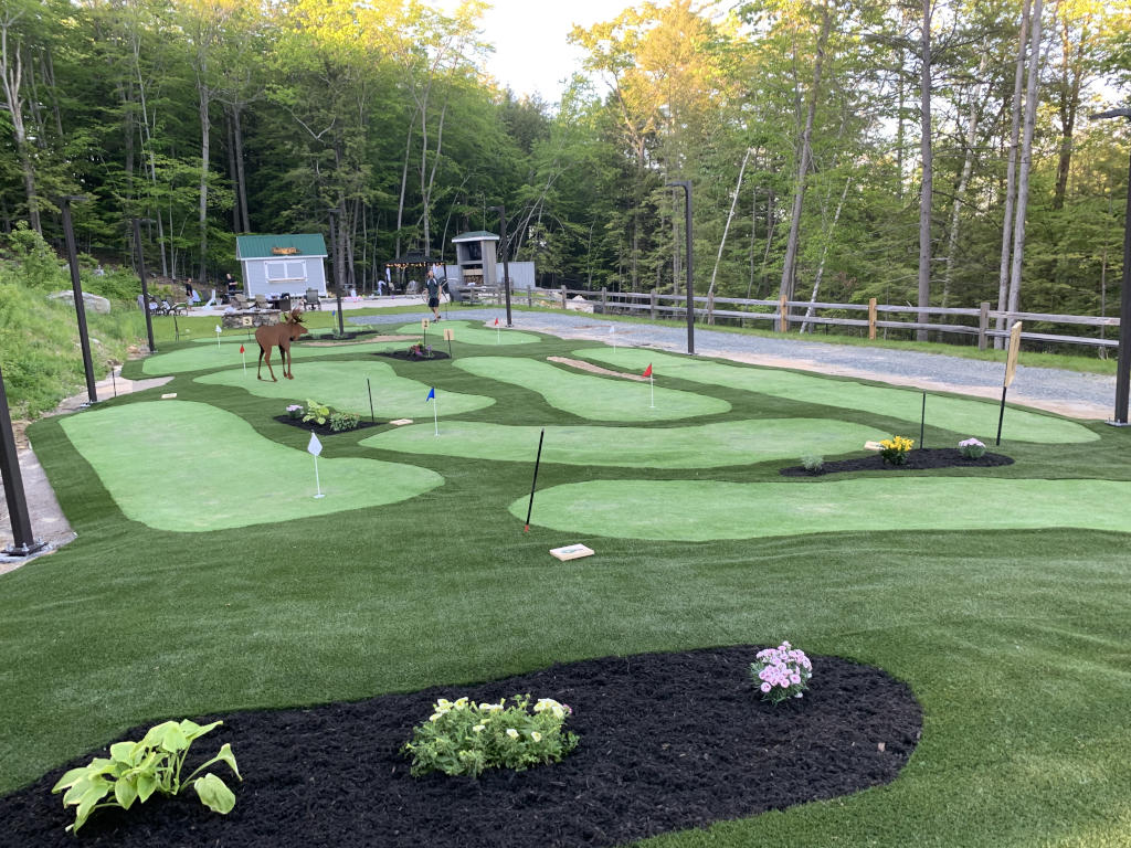 Use versitile settings for your Phoenix mini golf course.