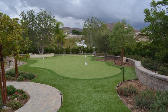 Phoenix Synthetic grass golf green in a landscaped backyard