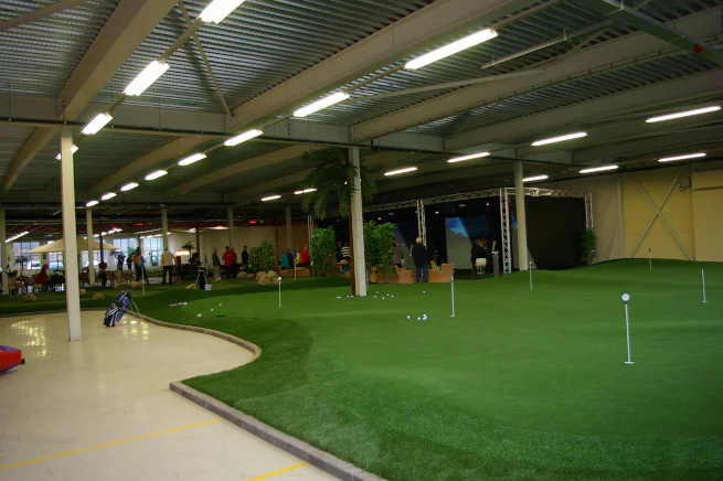Phoenix Indoor putting green in open commercial space