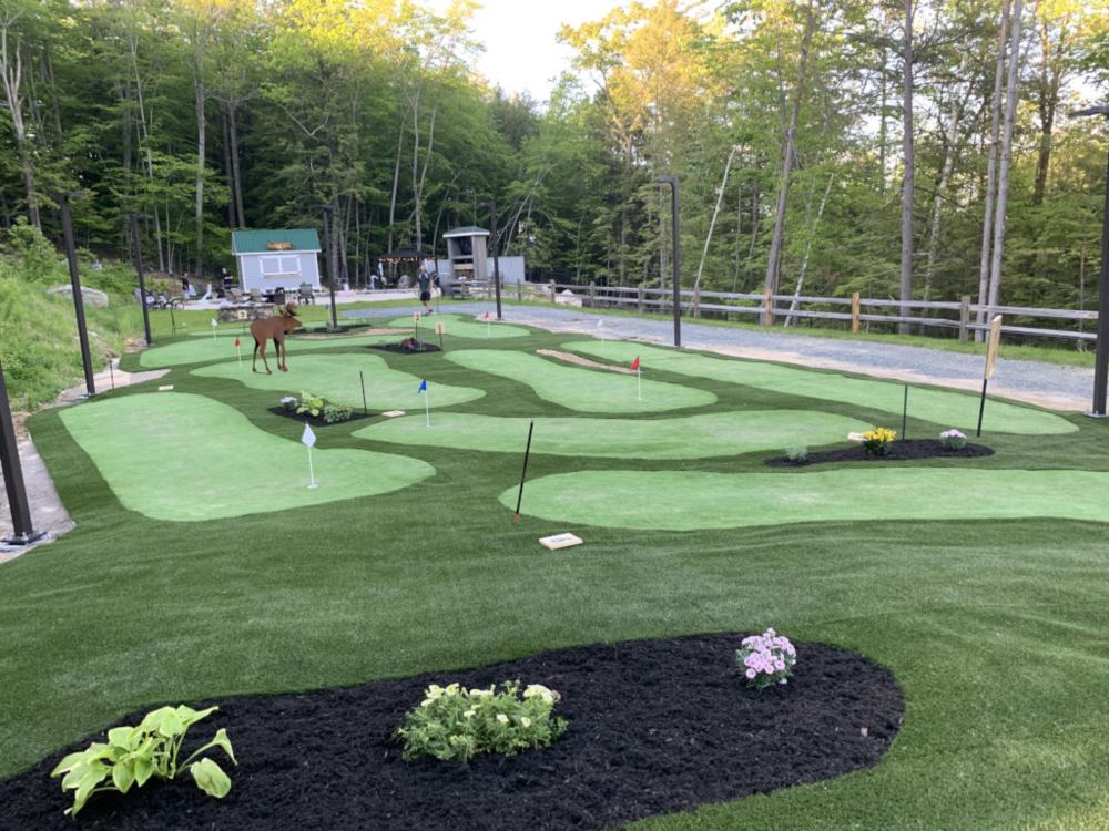 Use versitile settings for your Phoenix mini golf course.